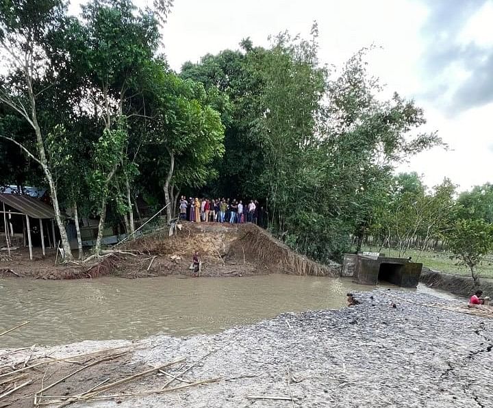 ব্রাহ্মণবাড়িয়ার আখাউড়ায় বন্যার পানি কমছে। উপজেলার ইটনা ও খলাপাড়া গ্রামে